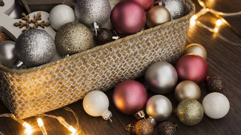 El árbol de Navidad es símbolo de prosperidad y abundancia, si se decora con los adornos adecuados.