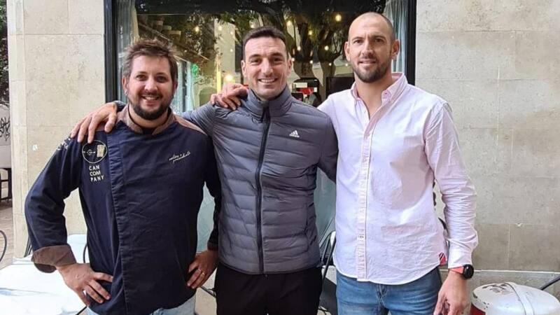 Lucas Aveldaño, a la izquierda de Lionel Scaloni, y junto a su socio gastronómico. (Foto: Instagram - @entrepinsas).