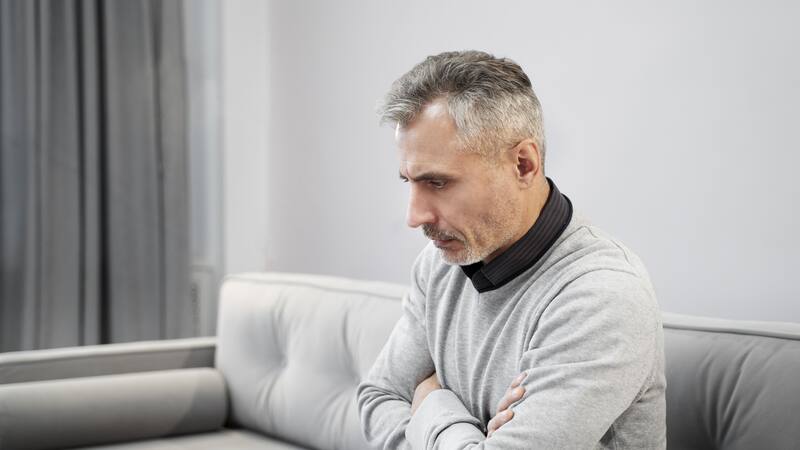 Los cambios hormonales asociados con la edad son una causa importante de la falta de energía en los hombres de esta edad.