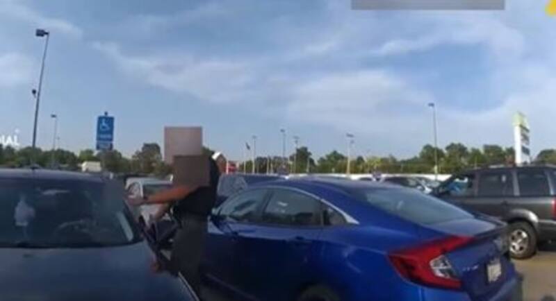 Todo ocurrió en el estacionamiento de un centro comercial. (Foto. captura).