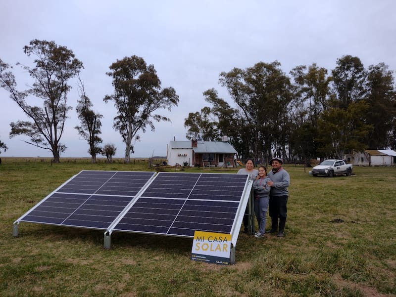 Una familia junto a su panel solar de SolarLatam.