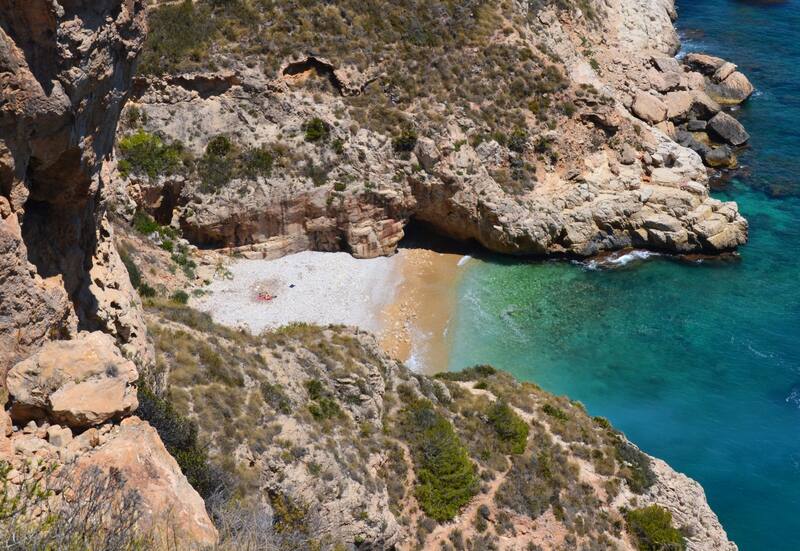 Escapadas: linda vista aérea de la Cala Dels Testos. (Foto: www.wikimedia.org).