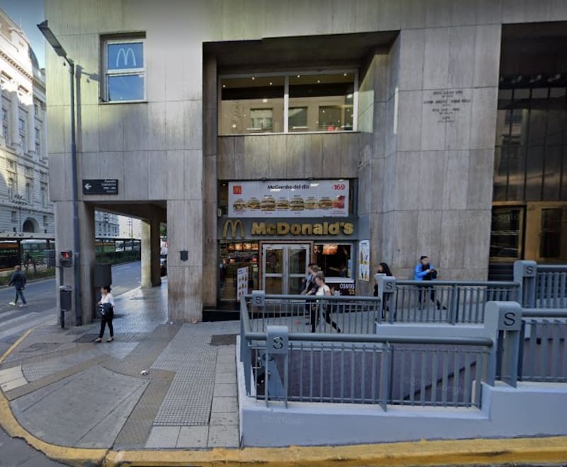 El local, frente al Correo Central, donde funcionó por años McDonalds