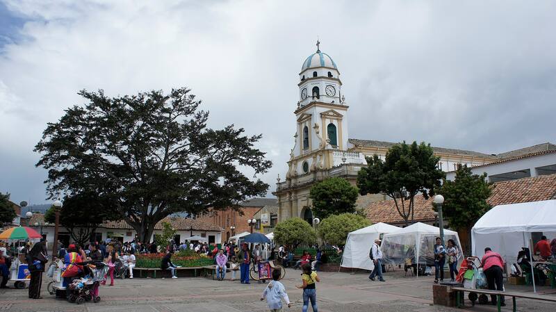 Chía combina la tranquilidad de la naturaleza con la cercanía a Bogotá, destacándose como un lugar ideal para vivir.