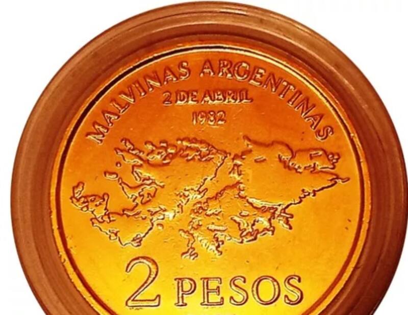 El anverso de la moneda muestra las Islas Malvinas y la fecha del inicio de la guerra (Fuente: Captura Mercado Libre)