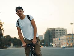 Qué significa usar gorra todos los días, según la psicología: ¿es una debilidad o una fortaleza emocional?