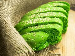 Adiós a las harinas: el pan de espinaca que solo lleva huevos, agua y avena