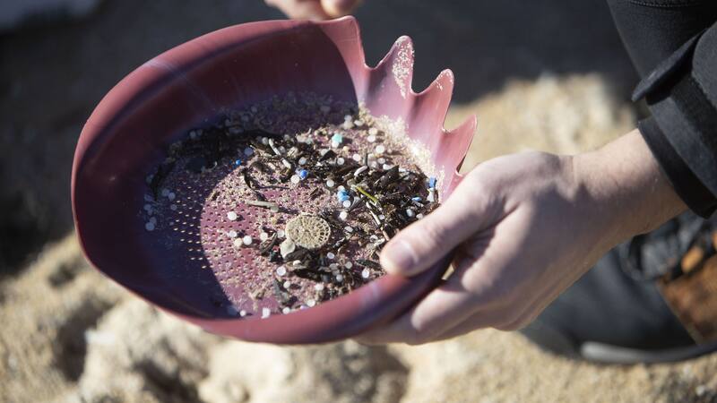 Galicia exige soluciones al Gobierno Central para limpiar los pellets de sus playas.