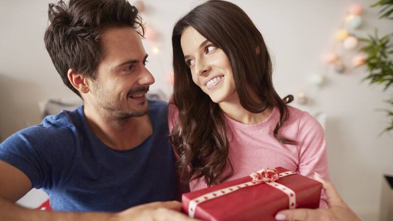 Desde tenis hasta joyería, Walmart ofrece una variedad de opciones perfectas para obsequiarle a tu pareja.