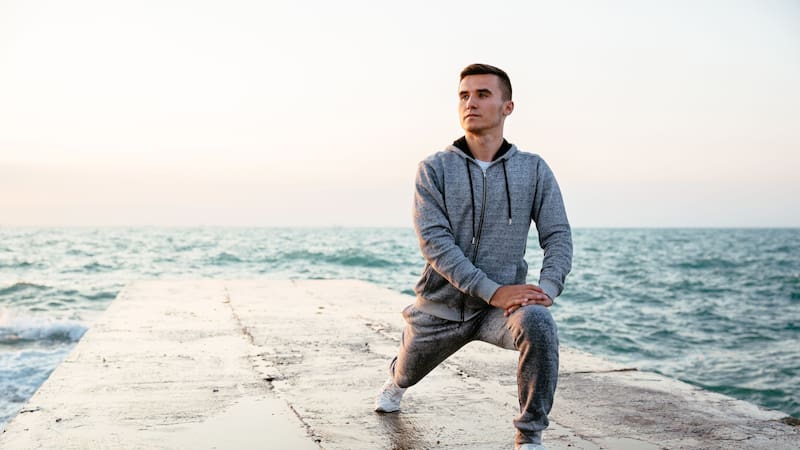 La caminata excéntrica es un tipo de ejercicio que suma estocadas a la caminata convencional.