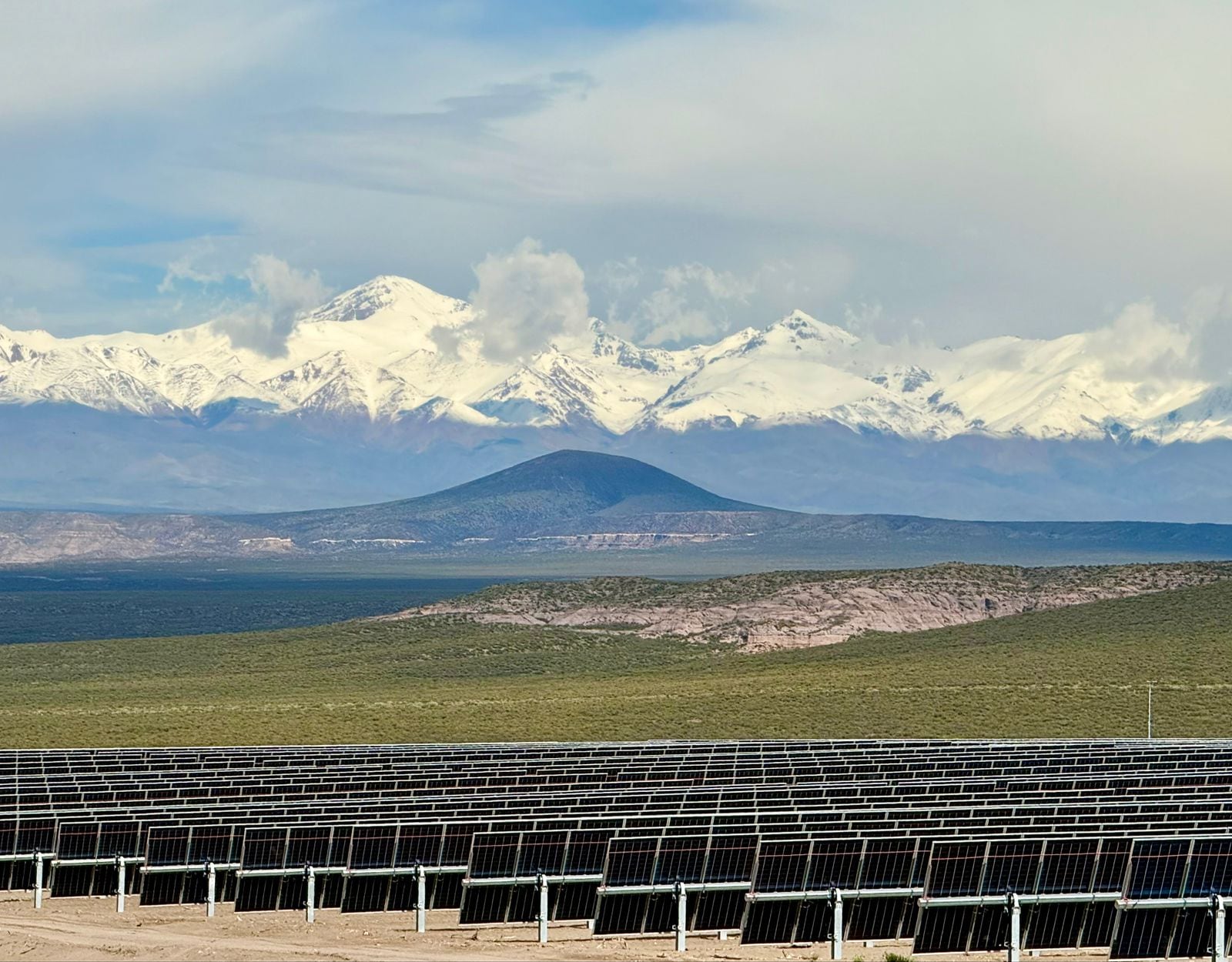 Genneia consiguió u$s 320 millones de BID Invest para ampliar parques solares
