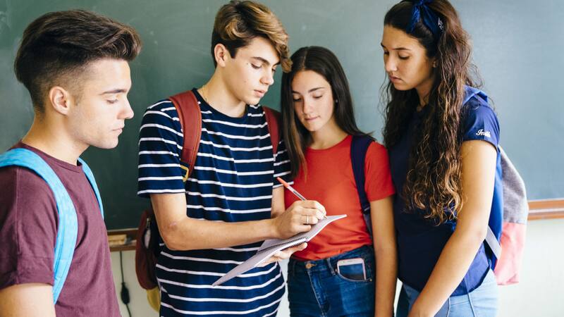 El apoyo económico de la beca está destinado a cubrir necesidades básicas, como transporte, materiales escolares y otros gastos relacionados con la educación.