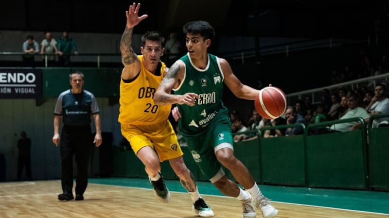 Emiliano Lezcano (Ferro) frente a Leonel Schatmann (Obras) durante el clásico porteño de la Liga Nacional de Básquet jugado en Caballito. (Foto: Prensa Ferro)