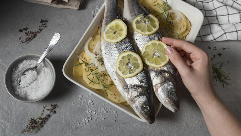 El pescado es una fuente rica en ácidos grasos omega-3, esenciales para la salud cardiovascular.