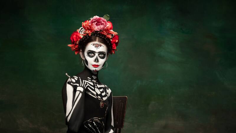 Ícono indiscutido del Día de Muertos, La Catrina esconde un significado espiritual tan profundo como revelador.
