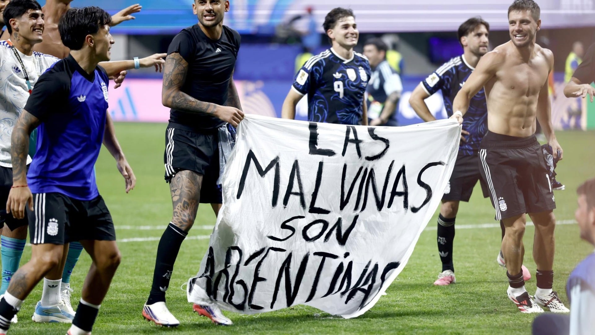 La bandera que exhibieron los jugadores en la semifinal del Mundial 2026. Foto: EFE.