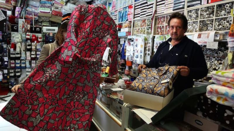 Las primeras batas creadas por Ortega en GOA hoy son objetos de colección