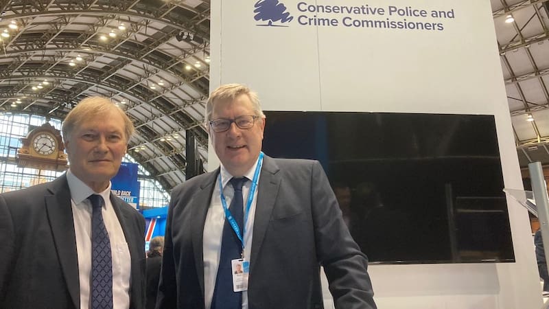 Amess representaba a la circunscripción de Southend West por el Partido Conservador en la Cámara Baja.