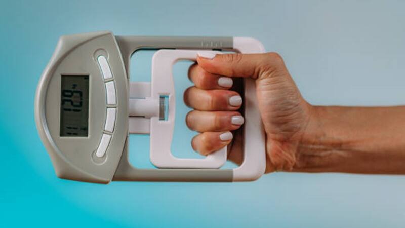 Descubrí qué relación existe entre la pérdida de fuerza en las manos y cómo es el envejecimiento de las personas