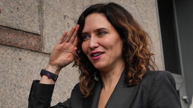 Sánchez exige la renuncia de Díaz Ayuso por el presunto fraude fiscal que involucra a su pareja.