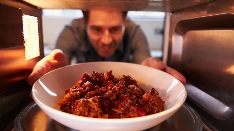 Algunos alimentos pueden generar sustancias tóxicas si son calentados en un microondas.