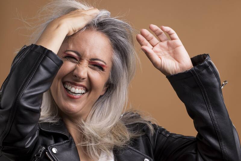 Los cortes demasiado desestructurados o muy despeinados no son ideales para mujeres con canas, ya que podrían dar una apariencia descuidada y poco elegante. (Foto: Freepik)