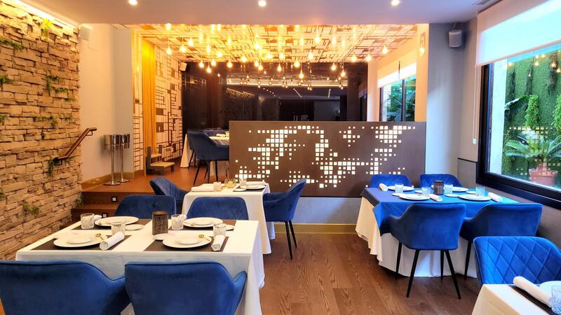 Eximio ofrece un menú del día por 15 euros con platos elaborados y presentación cuidada.