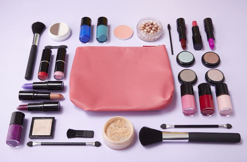 Estos son los peligros que enfrentas por no sacarte el maquillaje antes de dormir, según especialistas.