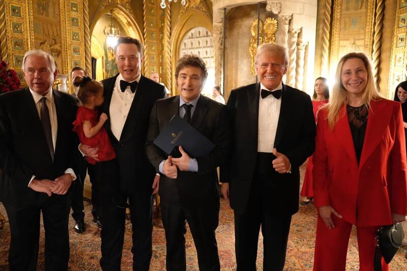 Gerardo Werthein, Elon Musk, Javier Milei, Donald Trump y Karina Milei; días atrás en Mar-a-Lago.