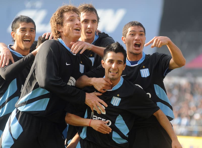 Racing festejó tras evitar el descenso, en 2008