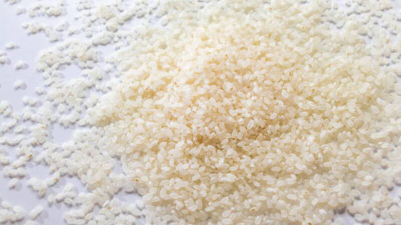 El truco con arroz que deja frascos como nuevos.