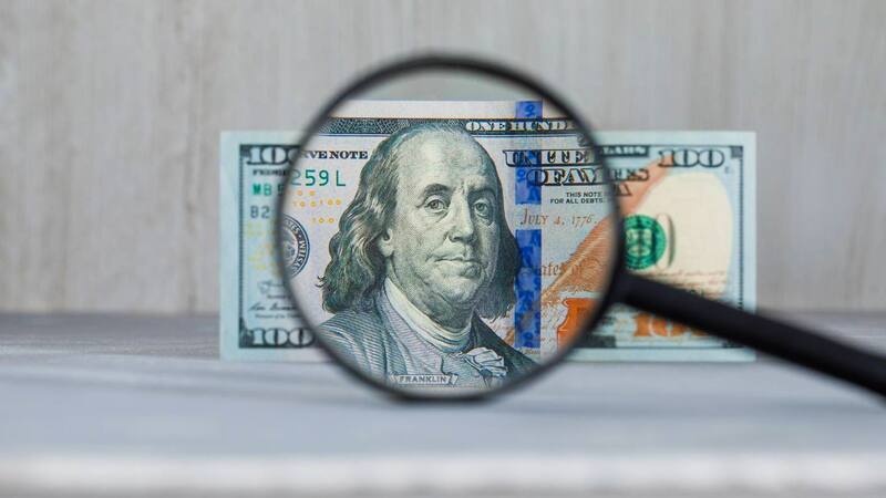 El dólar de USD 100 tiene una cinta de seguridad distintiva. Fuente: Shutterstock.