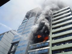Explosión e incendio en edificio lindero al Ministerio de Trabajo: hay un muerto confirmado