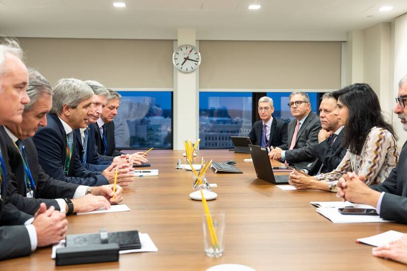 La mesa de negociación entre el equipo económico y el staff del FMI, con Gita Gopinath al frente