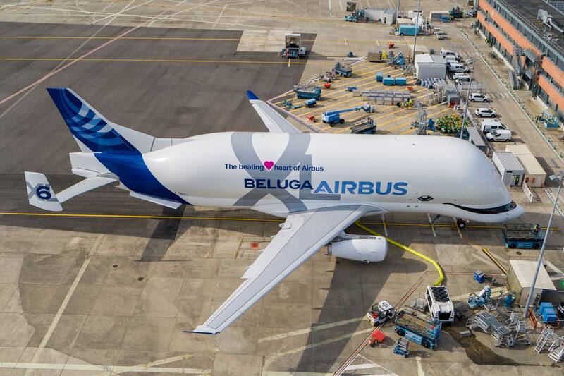 El Airbus Beluga no solo llama la atención por su diseño sino también por su gran capacidad de carga.