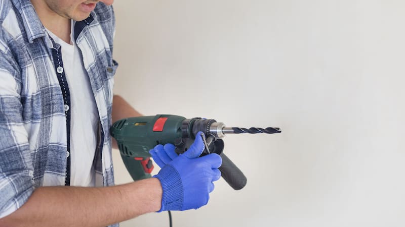 Los accesorios incluidos con el taladro, como las puntas Philips y la extensión magnética, lo hacen aún más versátil.