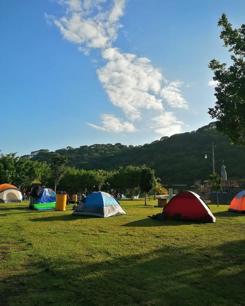El Parque Acuático San Carlos cobra 270 pesos para acampar en caso de adultos y 210 si son niños. Las casas de campaña se pueden rentar por un valor de 300 pesos en adelante. Foto: Instagram @principito_jr