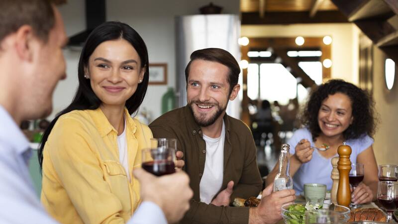 Con platos abundantes y un ambiente auténtico, este bodegón dentro de un club es el lugar perfecto.