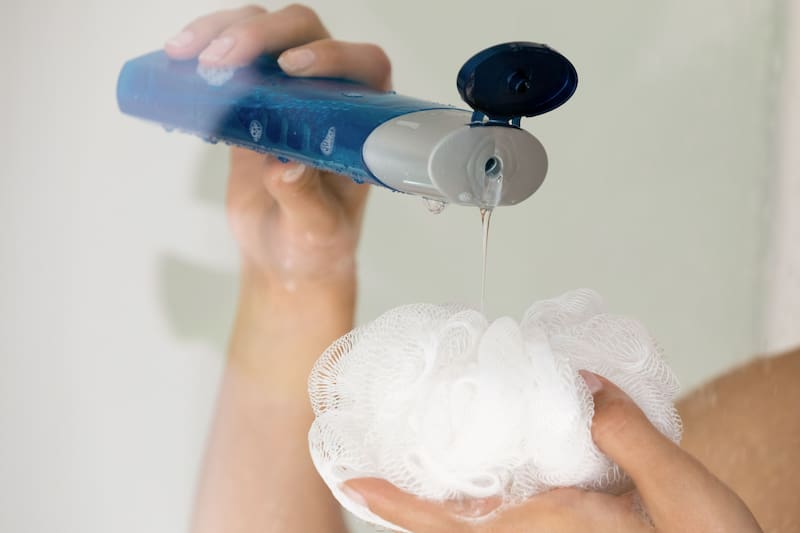 Los geles de baño suelen tener una textura más cremosa y están formulados con humectantes que ayudan a mantener la piel hidratada. (Foto: Shutterstock)