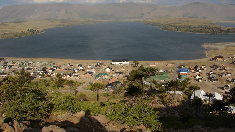 Vista panorámica de Caviahue y su abundante naturaleza.