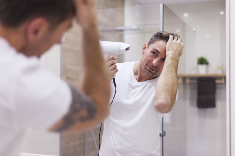 Lavar el cabello con productos adecuados, ayuda a mantenerlo saludable y libre de irritaciones. (Fuente: Freepik)