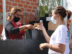 Construyen baños y así devuelven la dignidad a personas de bajos recursos