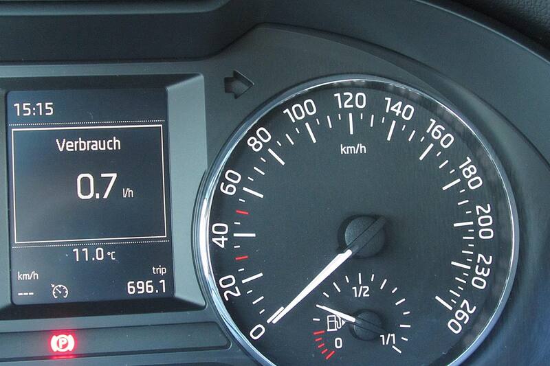 El precio del litro de combustible en España.