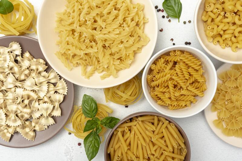 La pasta sin gluten, hecha con ingredientes alternativos como harina de arroz o de maíz, es una opción popular para aquellos que siguen una dieta libre de gluten (Fuente: Freepik)