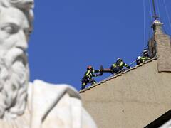 El Vaticano ya instaló la chimenea en la Capilla Sixtina que anunciará la elección del Papa