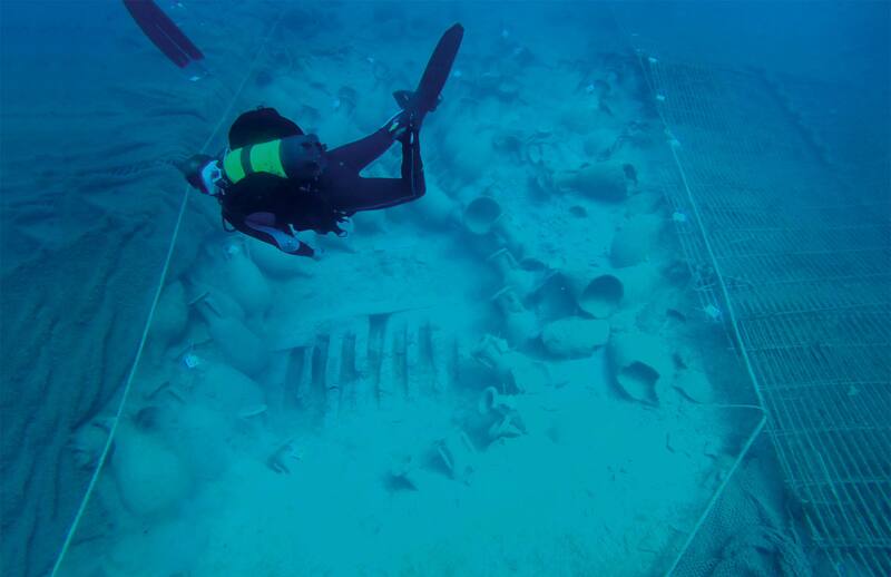 Un arqueologo desciende a la zona acotada. Fuente: National Geographic.