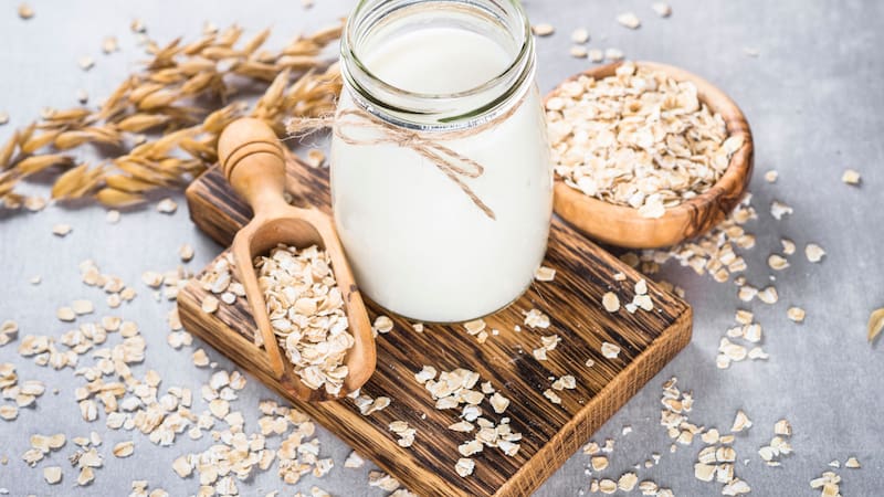 El remojo prolongado permite que la avena se hidrate completamente, lo que hace que sea más suave y apetecible.