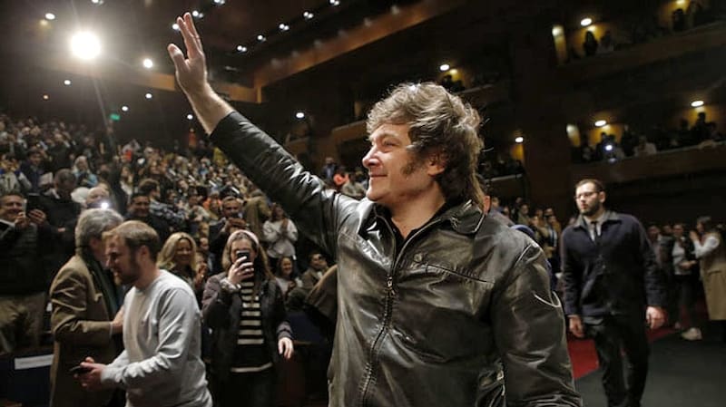 Milei propone dolarizar la economía argentina y "hacer volar por los aires" el Banco Central.