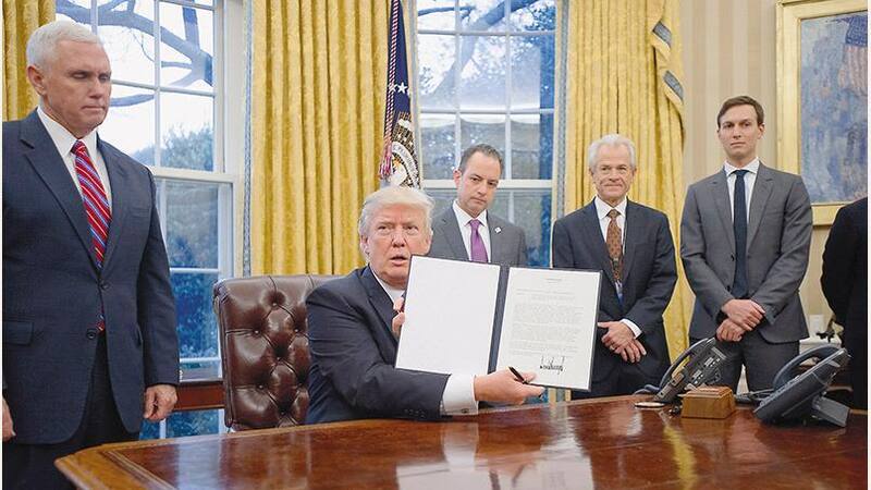 Trump muestra la orden ejecutiva para retirar a Estados Unidos del TPP