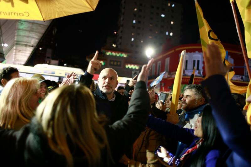 Larreta hace campaña en un distrito clave y con una foto con los gobernadores electos